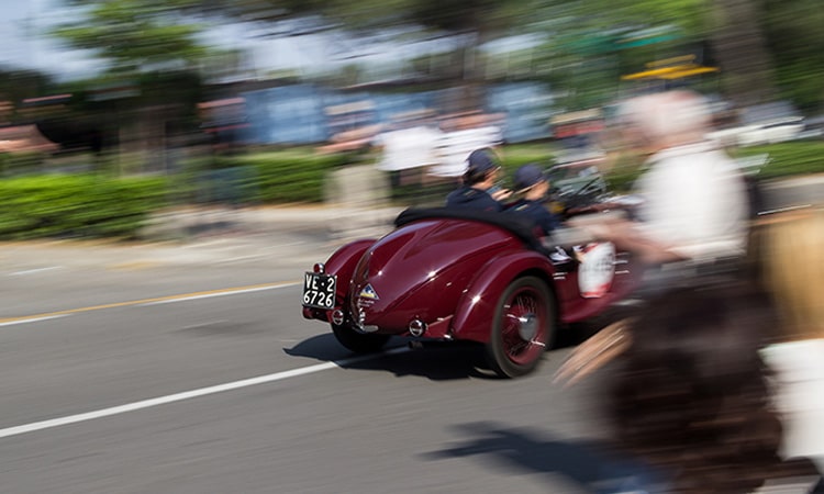 Sempre Glorie: a Samarcanda, un’esposizione fotografica che cattura la magia della Mille Miglia