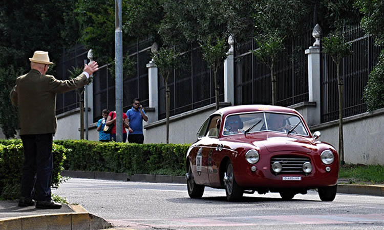 Sempre Glorie: a Samarcanda, un’esposizione fotografica che cattura la magia della Mille Miglia