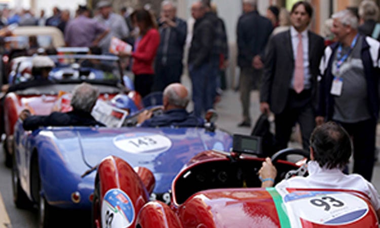 Sempre Glorie: a Samarcanda, un’esposizione fotografica che cattura la magia della Mille Miglia