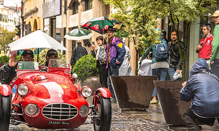 Sempre Glorie: a Samarcanda, un’esposizione fotografica che cattura la magia della Mille Miglia