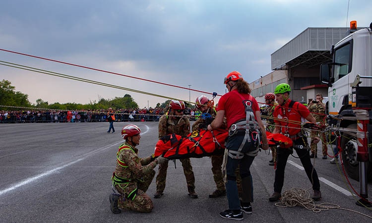 REAS 2019: una squadra soccorso dell’Esercito simula una attività di recupero con un team dell’ANA